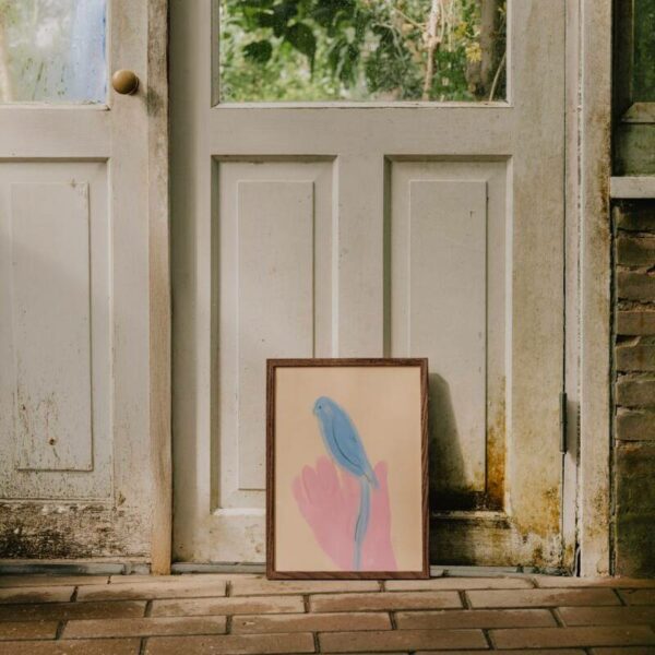 Πίνακας Parrot In Hand - Dark Oak Frame, 21x29,7